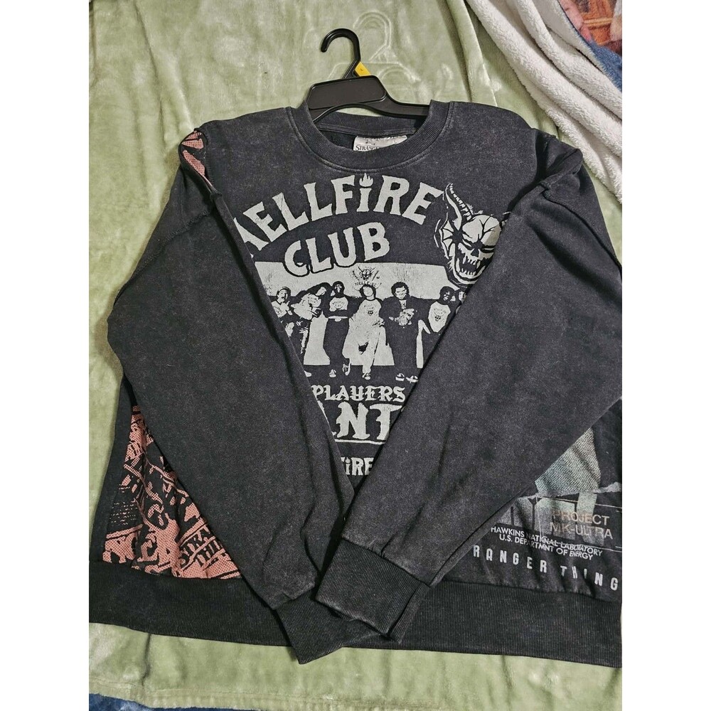 Netflix Stranger Things Hellfire Club Players Wanted Graphic Fleece Pullover L